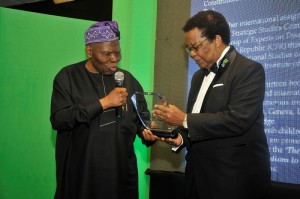 Dr Christopher Kolade presents the award for outstanding contributions to Nigerian's international relations to  Professor Bolaji Akinyemi